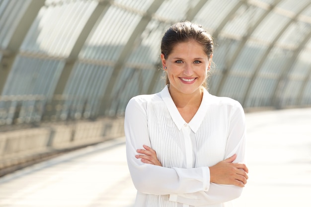 Photo young business woman smiling with arms crossed