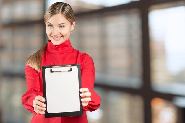 Photo young business woman standing with her clipboard