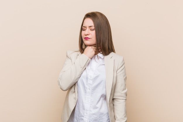 Фото Молодая деловая женщина страдает от боли в горле из-за вируса или инфекции.