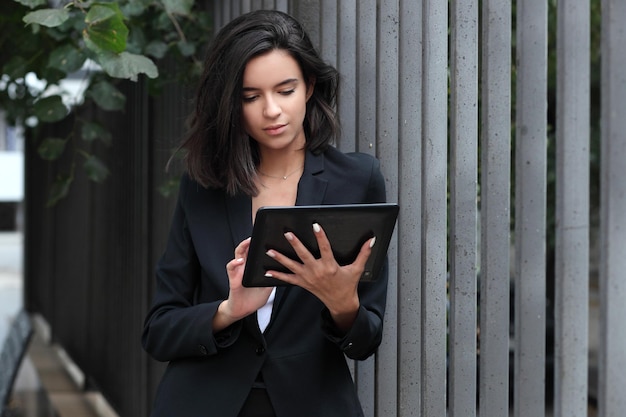 Giovane donna d'affari che utilizza un computer tablet digitale