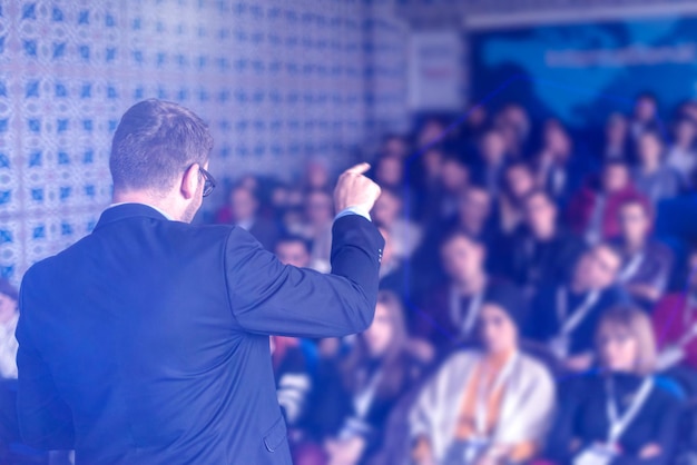 Photo young businessman at business conference room with public giving presentations audience at the conference hall entrepreneurship club