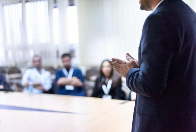 Photo young businessman at business conference room with public giving presentations audience at the conference hall entrepreneurship club