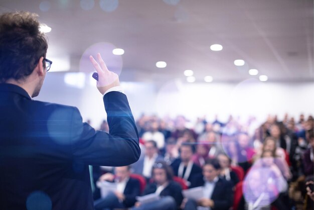 Photo young businessman at business conference room with public giving presentations audience at the conference hall entrepreneurship club