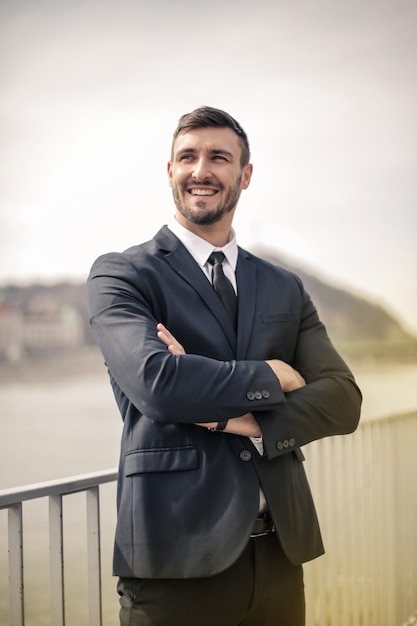 Photo young businessman in the city