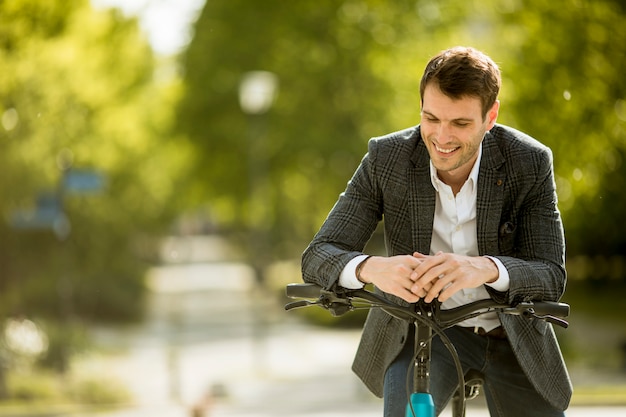 Ebike에 젊은 사업가