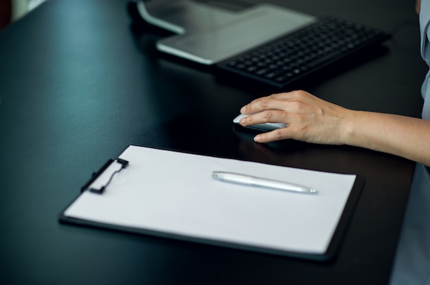 Foto giovane uomo d'affari nella sua scrivania e computer, il lavoro della nuova generazione.