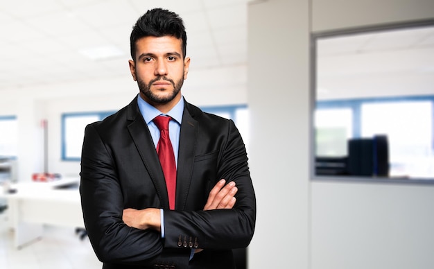 Photo young businessman in his office