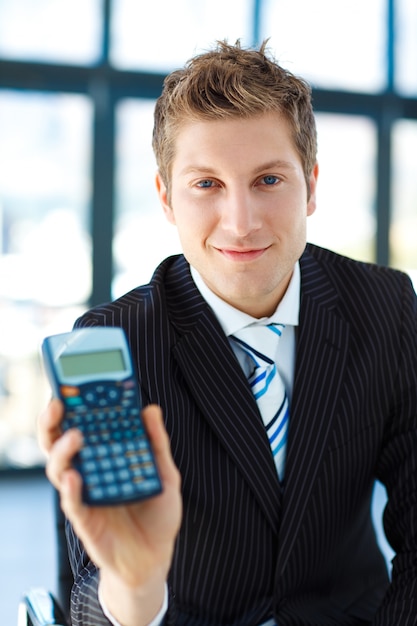 Молодой бизнесмен, проведение калькулятор