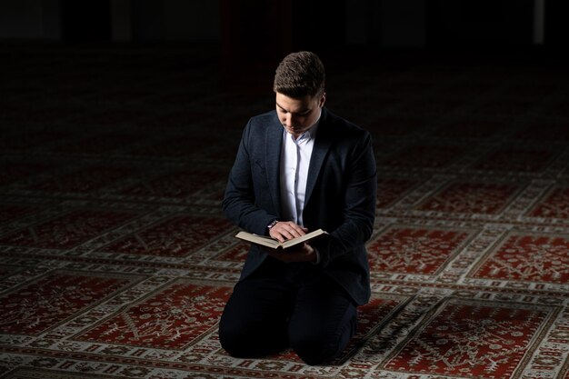 Молодой бизнесмен-мусульманин молится