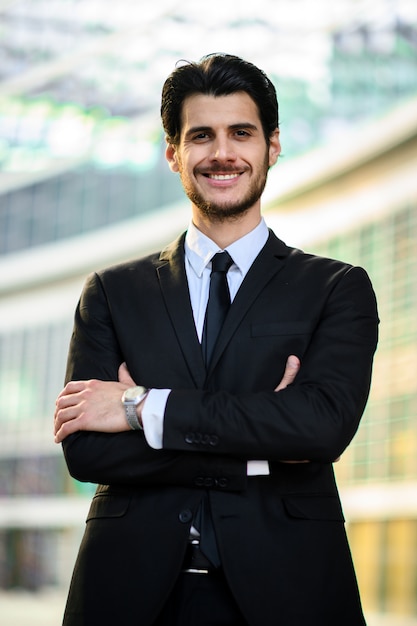 Photo young businessman outdoor smiling confidently