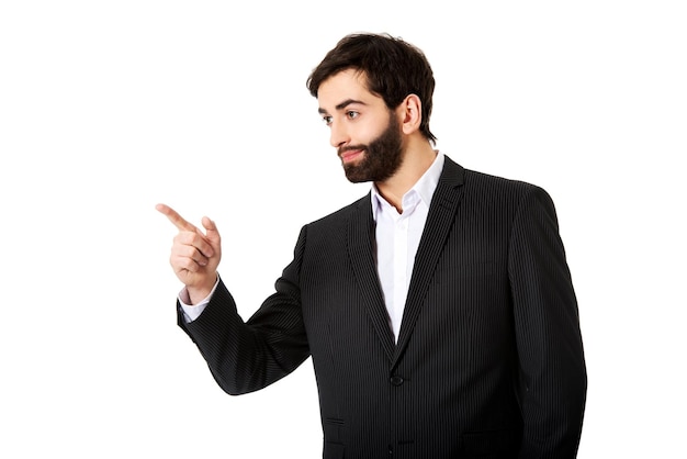 Photo young businessman pointing against white background