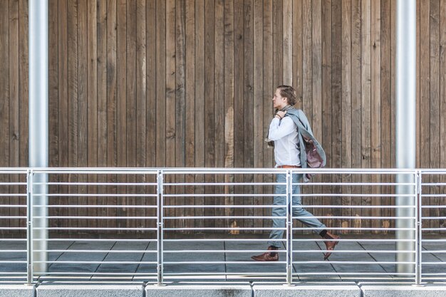 Photo young businessman on a rush in the city