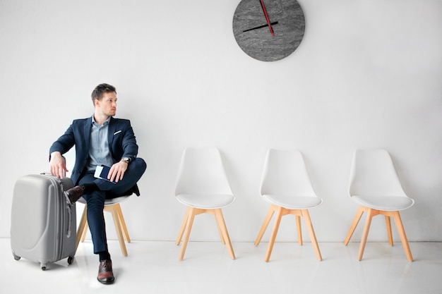 Foto il giovane uomo d'affari si siede nella sala di attesa