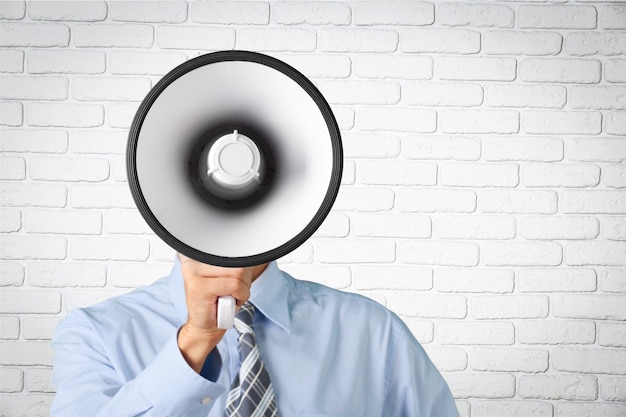 Photo young businessman talking on the megaphone