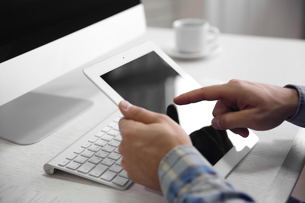 Foto giovane uomo d'affari che usa il suo tabletpc da vicino