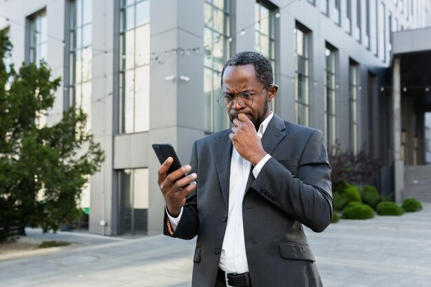 Photo young businessman using mobile phone