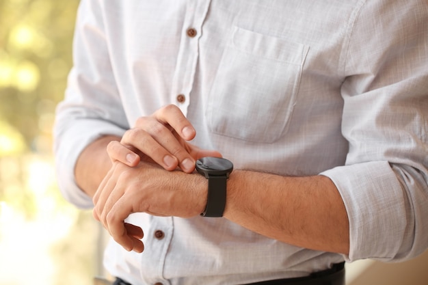 Photo young businessman with smart watch