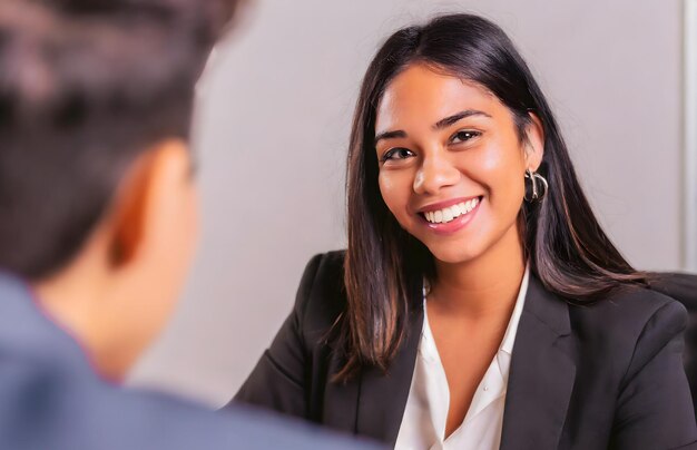 Photo young businessmen smiling at a meeting