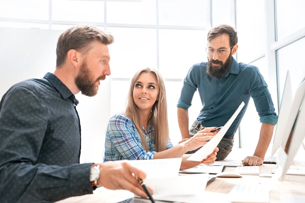 Young businesswoman explaining something to her colleagues. office weekdays