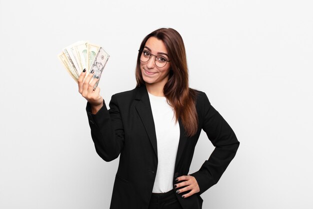 お金を入れると説明する若い実業家