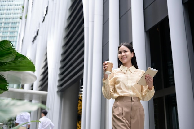 Una giovane donna d'affari sta lavorando nella moderna città del centro di singapore