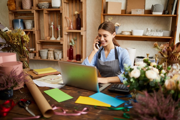 Photo young businesswoman managing shop