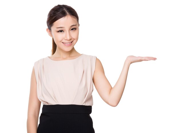 Молодая деловая женщина показывает руку с пустым знаком