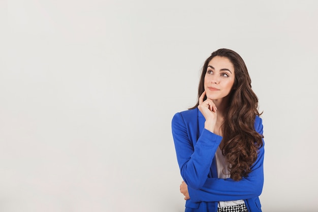 Photo young businesswoman showing with thoughtful gesture