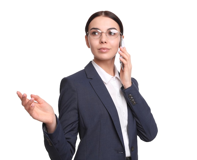 Молодая деловая женщина разговаривает по мобильному телефону на белом фоне