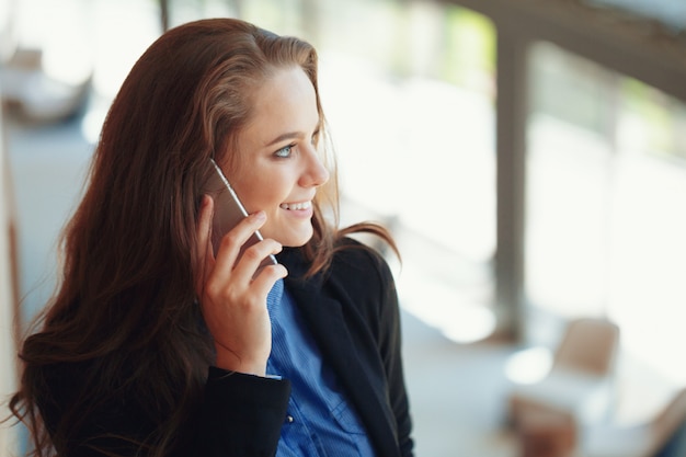 Photo young businesswoman talking on the mobile phone