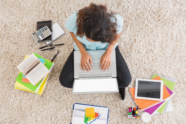 Giovane imprenditrice digitando sul computer portatile