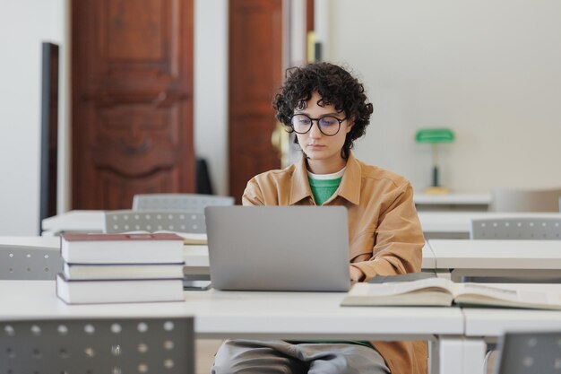 Photo young businesswoman using laptop at office