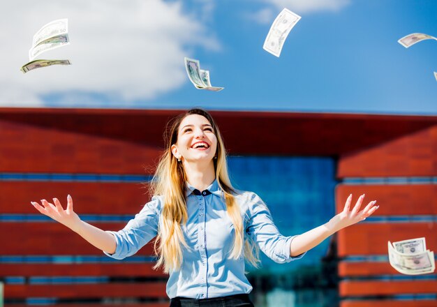 Photo young businesswoman with cash money