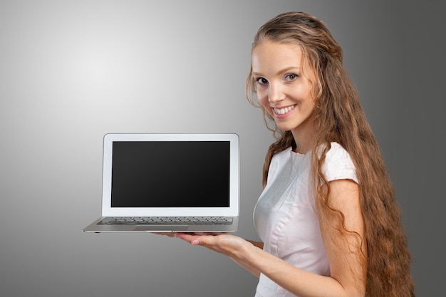 Молодая деловая женщина с ноутбуком