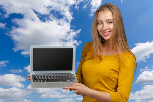 Молодая деловая женщина с ноутбуком