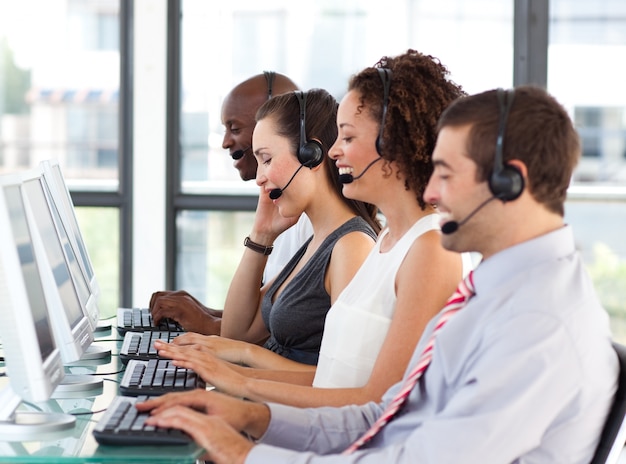 Foto giovane imprenditrice che lavora in un call center