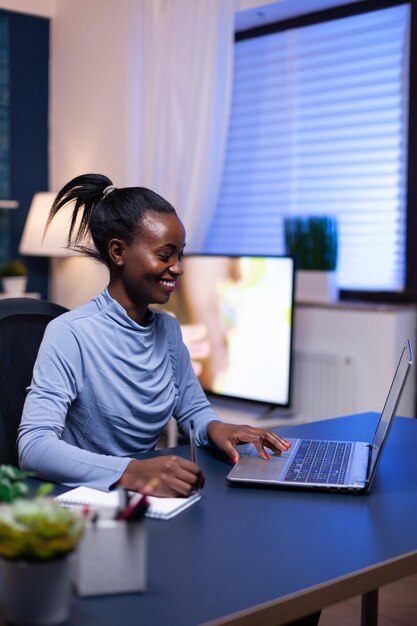 Photo young businesswoman working at office