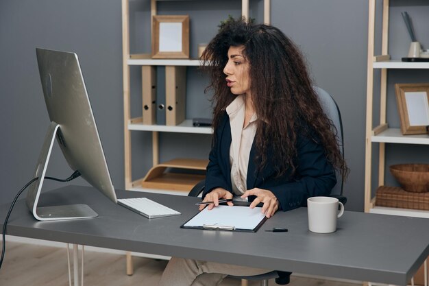 Photo young businesswoman working at office