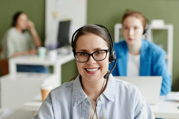 Giovane agente di call center al lavoro