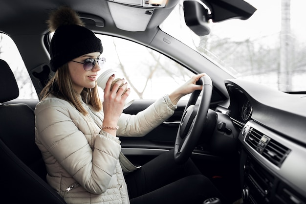 若い車女性の女性