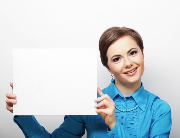 Giovane donna casual felice con cartello bianco, tempo felice Foto Premium