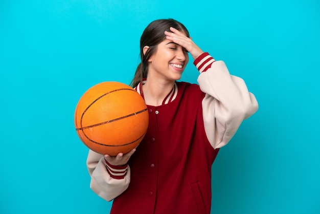 Foto la giovane donna caucasica del giocatore di basket isolata su sfondo blu ha realizzato qualcosa e intendeva la soluzione