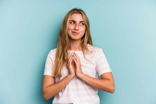 Foto giovane donna bionda caucasica isolata su sfondo blu che compongono il piano in mente, la creazione di un'idea.