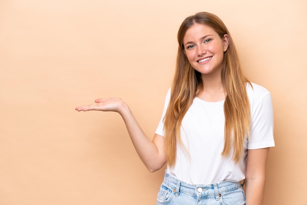 Foto giovane donna bionda caucasica