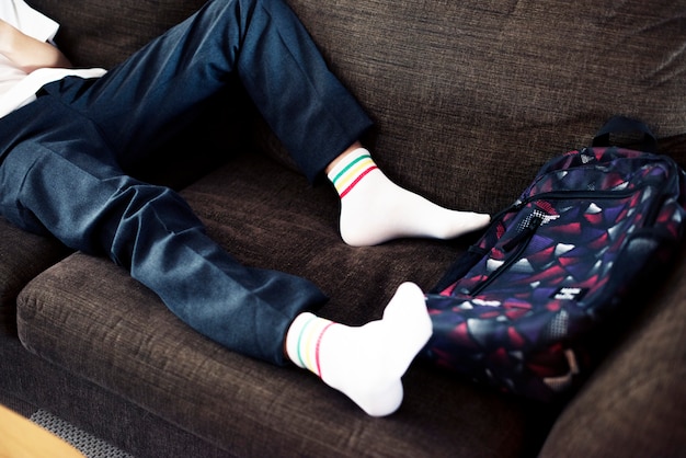 Фото Молодые ноги кавказских мальчика на диване