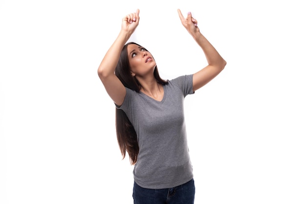 Photo young caucasian brunette woman dressed in a casual gray tshirt on a white isolated background