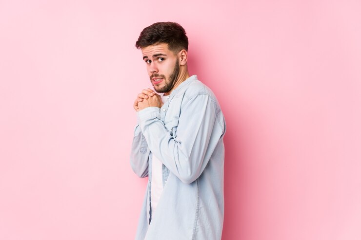 Photo young caucasian business man posing in a white isolated scared and afraid