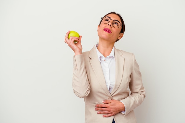 Молодая кавказская бизнес-леди ест изолированное яблоко