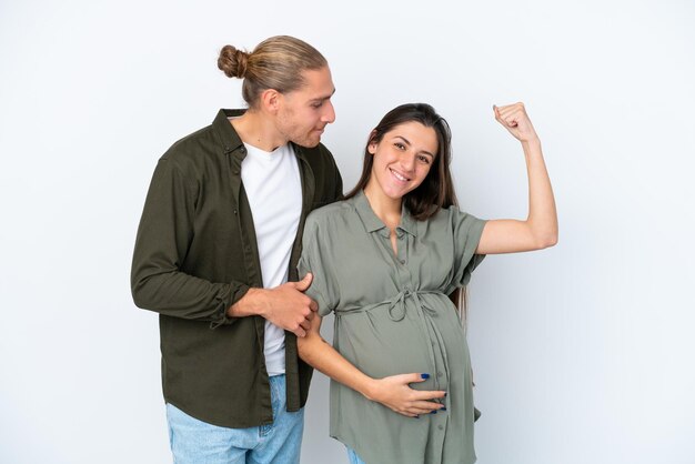 Фото Молодая кавказская пара на белом фоне беременна и делает сильный жест