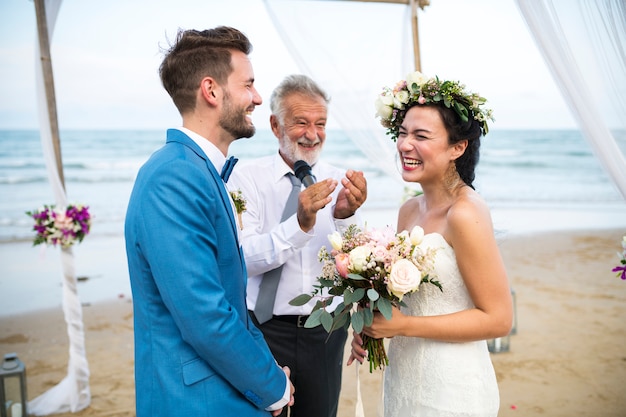 若い白人カップルの結婚式の日